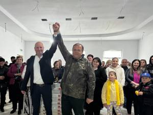 Candidatul PNL la Primăria Sadova, Mihai Constantinescu, și președintele PNL, Gheorghe Flutur