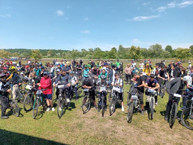 Peste 200 de participanți la „Maratonul Râșcăi - pedalează pentru educație și sănătate”