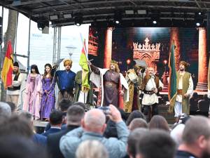 Manifestarea electorală a început cu o scenetă care l-a avut ca personaj principal pe voievodul Ștefan cel Mare, cu răzeși viteji, pe de o parte, și „păgâni” și „trădători”, pe de altă parte