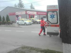 Fată de 7 ani, acroșată de o mașină în centrul orașului Dolhasca