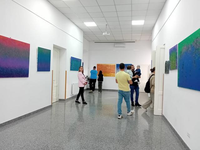 Expoziția de pictură „A fost odată un poem”, la Biblioteca Municipală „Eugen Lovinescu”