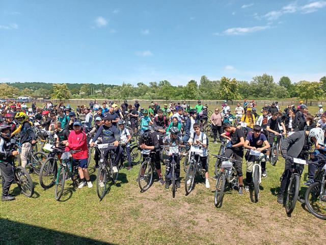 Peste 200 de participanți la „Maratonul Râșcăi - pedalează pentru educație și sănătate”