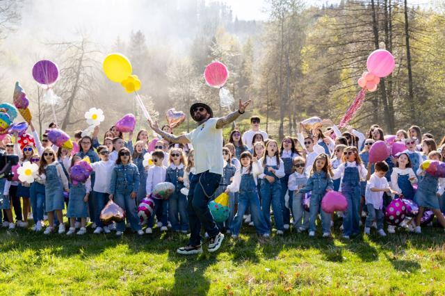 Copiii de la Academia de Arte Modus Vivendi din Suceava lansează piesa „În suflet copii”, împreună cu artistul CRBL