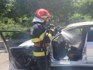 Un bărbat a murit ars în mașina care i-a luat foc