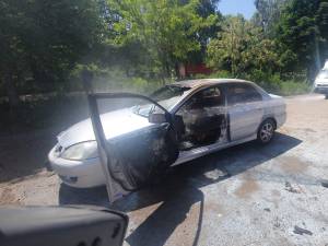 Un bărbat a murit ars în mașina care i-a luat foc