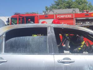Un bărbat a murit ars în mașina care i-a luat foc