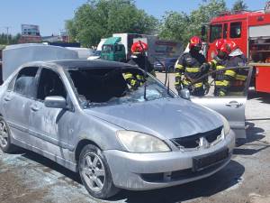 Un bărbat a murit ars în mașina care i-a luat foc