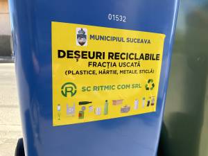 Distribuirea gratuită a noilor pubele de colectare pentru deșeurile menajere, la casele din municipiul Suceava, a început de miercuri, 22 mai