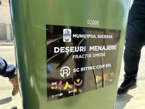 Distribuirea gratuită a noilor pubele de colectare pentru deșeurile menajere, la casele din municipiul Suceava, a început de miercuri, 22 mai
