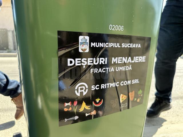 Distribuirea gratuită a noilor pubele de colectare pentru deșeurile menajere, la casele din municipiul Suceava, a început de miercuri, 22 mai