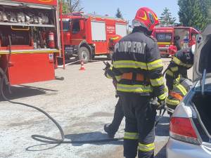 S-a stropit cu benzină în propria mașină, iar apoi și-a dat foc și a murit ars de viu