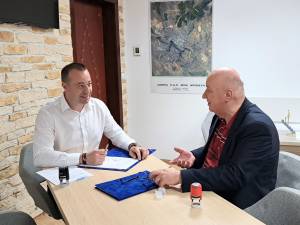Contractul de renovare energetică a imobilelelor  a fost semnat miercuri de către viceprimarul Sucevei, Lucian Harșovschi, cu reprezentantul firmei Test Prima, Viorel Juravle
