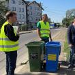 Distribuirea gratuită a noilor pubele de colectare pentru deșeurile menajere, la casele din municipiul Suceava, a început de miercuri, 22 mai