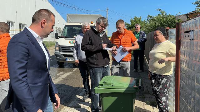 Distribuirea gratuită a noilor pubele de colectare pentru deșeurile menajere, la casele din municipiul Suceava, a început de miercuri, 22 mai