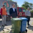 Distribuirea gratuită a noilor pubele de colectare pentru deșeurile menajere, la casele din municipiul Suceava, a început de miercuri, 22 mai