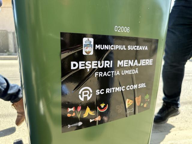 Distribuirea gratuită a noilor pubele de colectare pentru deșeurile menajere, la casele din municipiul Suceava, a început de miercuri, 22 mai