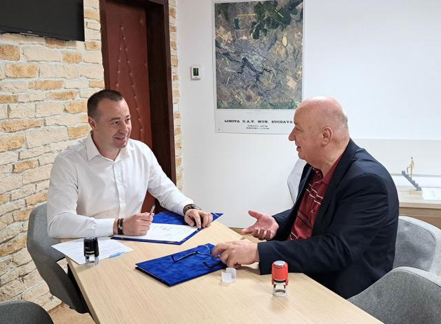 Contractul de renovare energetică a imobilelor  a fost semnat miercuri de către viceprimarul Sucevei, Lucian Harșovschi, cu reprezentantul firmei Test Prima, Viorel Juravle