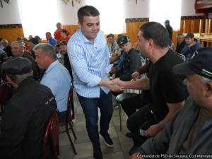 Candidatul PSD pentru șefia județului Suceava le-a promis locuitorilor din Stroiești că nu va fi un politician pe care o să-l vadă o dată la patru ani