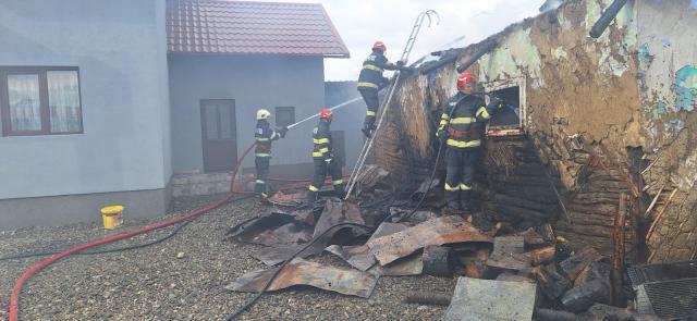 O casă bătrânească a ars violent lângă o casă nouă