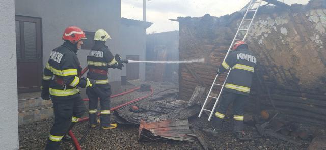 O casă bătrânească a ars violent lângă o casă nouă