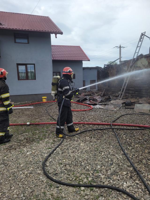 O casă bătrânească a ars violent lângă o casă nouă