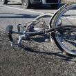 Un motociclist și un biciclist au ajuns la spital după o ciocnire violentă