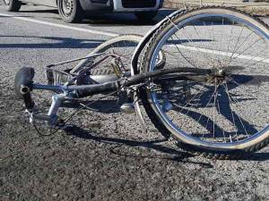 Un motociclist și un biciclist au ajuns la spital după o ciocnire violentă