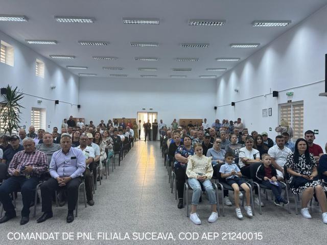 Câteva sute de persoane au participat, la Adâncata, la lansarea oficială a candidaturii pentru un nou mandat a actualului primar PNL, Viorel Cucu