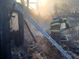 Casă distrusă de incendiul izbucnit în atelierul din apropiere