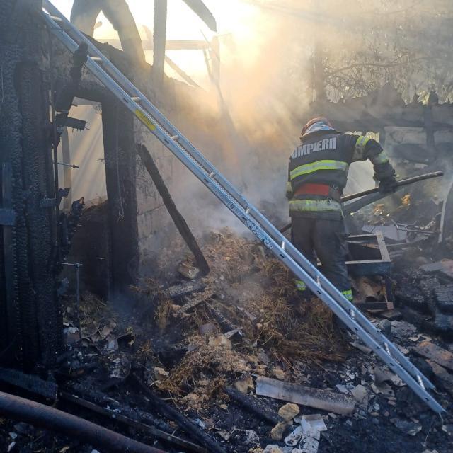 Casă distrusă de incendiul izbucnit în atelierul din apropiere