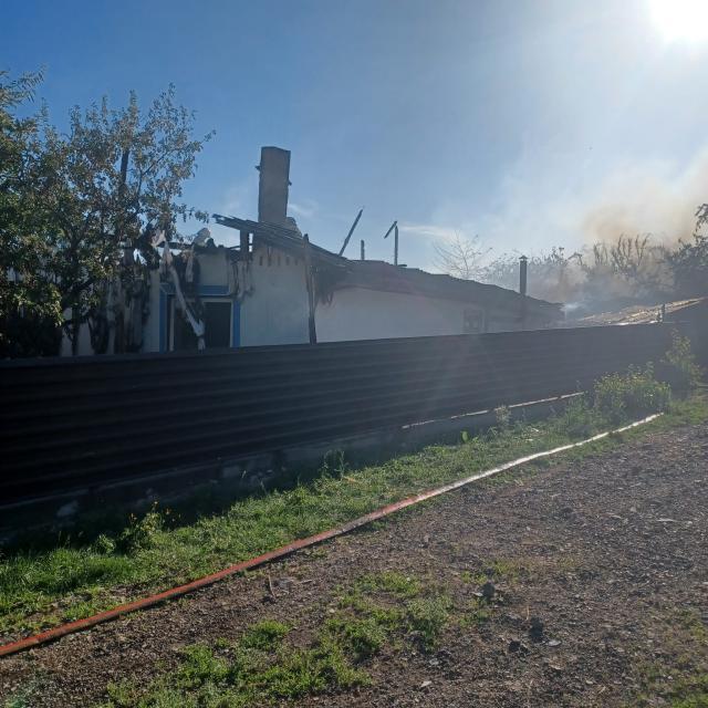 Casă distrusă de incendiul izbucnit în atelierul din apropiere