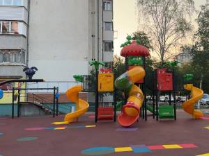 De Ziua Copilului, în cel mai mare cartier al Sucevei va fi dat în folosință un loc de joacă refăcut complet – cel din apropierea Bisericii Sf. Andrei