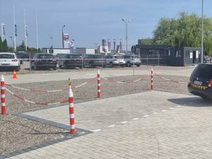 În poligonul auto sunt amenajări care permit efectuarea parcărilor cu spatele sau în lateral, plecarea în rampă, întoarcerea din trei mișcări, mersul sinuos printre jaloane etc