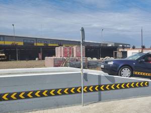 În poligonul auto sunt amenajări care permit efectuarea parcărilor cu spatele sau în lateral, plecarea în rampă, întoarcerea din trei mișcări, mersul sinuos printre jaloane etc