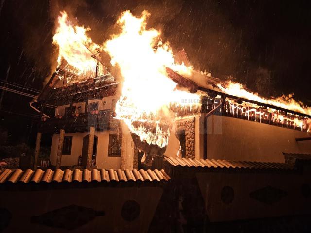 Incendiu foarte puternic, în plină noapte, la o vilă din Frasin