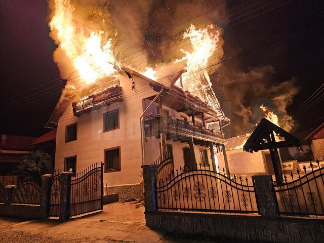 Incendiu foarte puternic, în plină noapte, la o vilă din Frasin