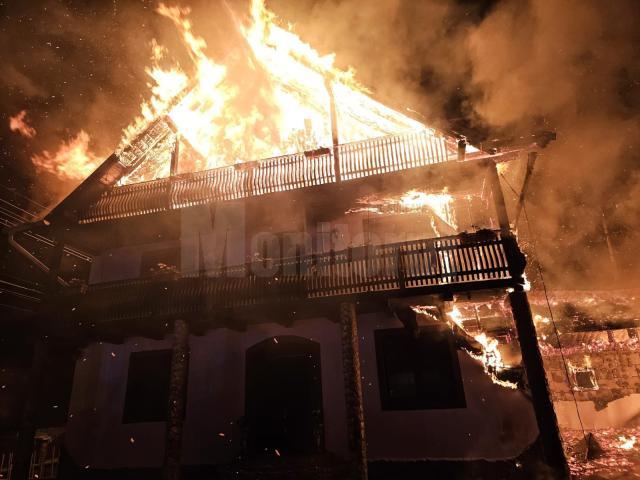 Incendiu foarte puternic, în plină noapte, la o vilă din Frasin