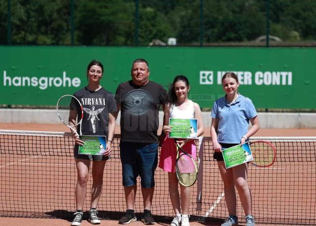 Medaliatele Olimpiadei Școlare Județene la tenis, alături de profesorul Mihai Pop