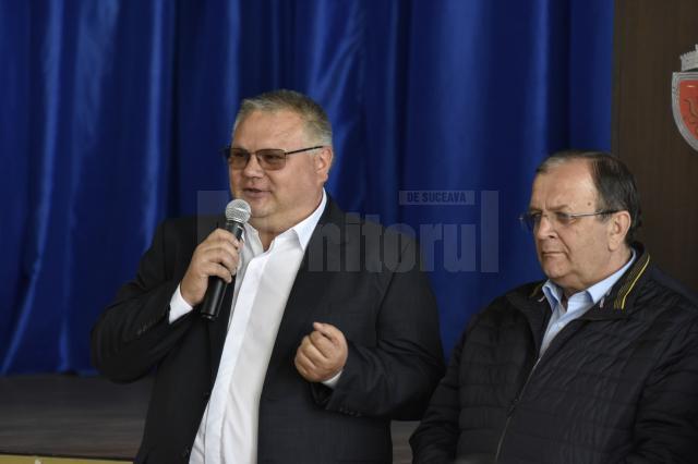 Candidatul PNL pentru Primăria Mitocu Dragomirnei, Radu Airoaie, și președintele CJ Suceava, Gheorghe Flutur