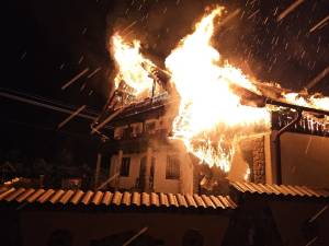 Incendiu foarte puternic, în plină noapte, la o vilă din Frasin