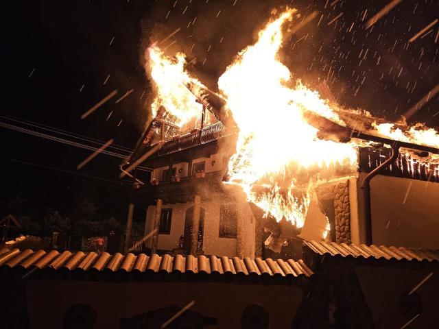 Incendiu foarte puternic, în plină noapte, la o vilă din Frasin