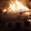 Incendiu foarte puternic, în plină noapte, la o vilă din Frasin