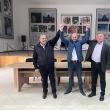 Gheorghe Flutur și actualul primar liberal din Izvoarele Sucevei alături de candidatul PNL pentru primăria acestei comune, viceprimarul Marian Mehno