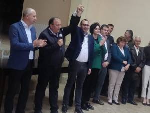 Liderul PNL Suceava, Gheorghe Flutur a participat la o întâlnire electorală electrizantă la lansarea candiaturii primarului din Vatra Moldoviței, Virgil Saghin