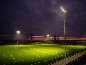 Noua bază sportivă de la Suceava, modernă, cu teren de fotbal la dimensiuni UEFA, nocturnă și teren multifuncțional, este realizată 70%