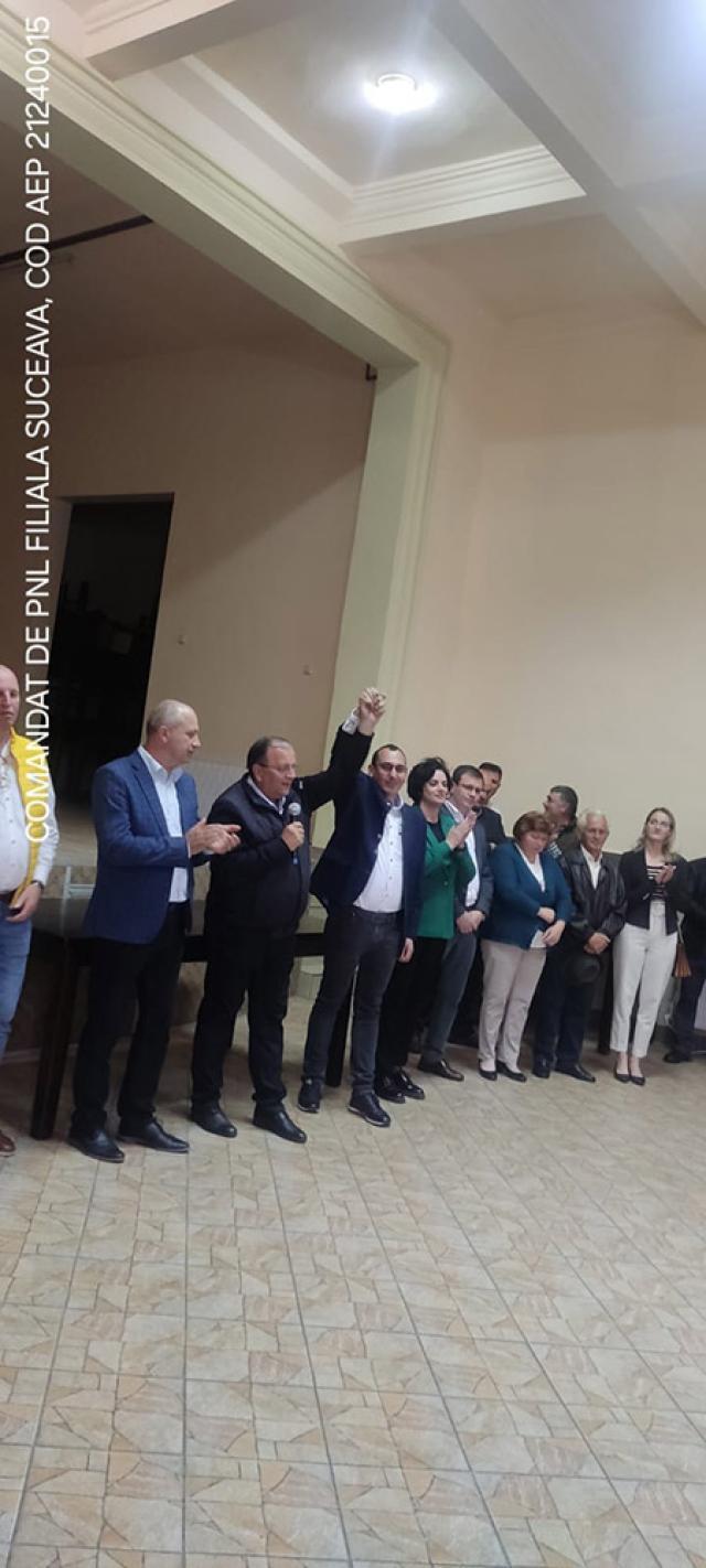 Liderul PNL Suceava, Gheorghe Flutur, a participat la o întâlnire electorală electrizantă la lansarea candidaturii primarului din Vatra Moldoviței, Virgil Saghin