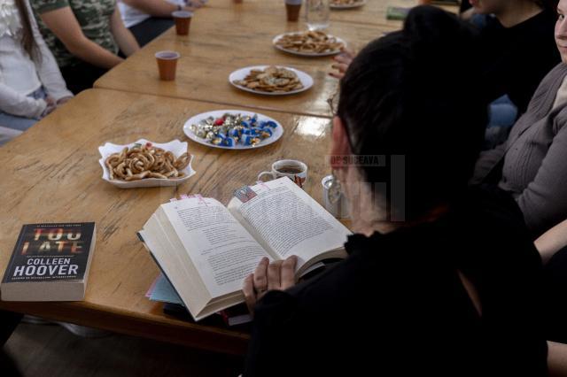 „Un ceai, o carte, o prăjitură” FOTO Luca-Gabriel Hatnean