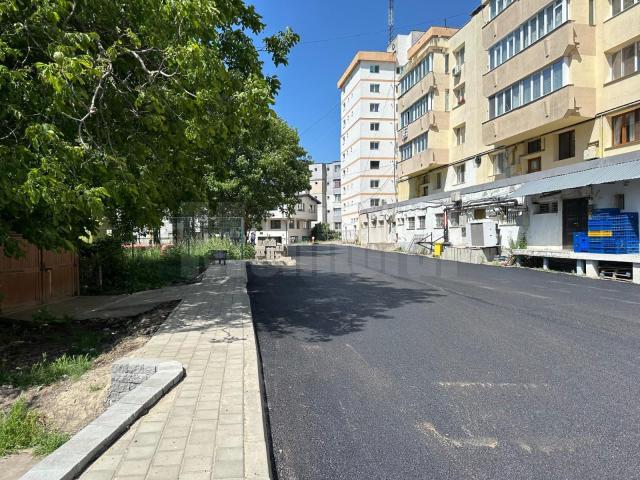 Parcare cu 49 de locuri amenajată pe strada Miron Costin, în zona Mărășești din municipiul Suceava