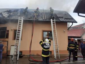 Puternicul incendiu de la Volovăț care a afectat două gospodării, stins după 9 ore