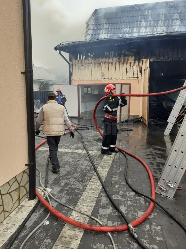 Puternicul incendiu de la Volovăț care a afectat două gospodării, stins după 9 ore